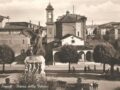 La piazza con il monumento ai caduti, inaugurato nel 1925