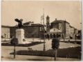 La piazza con il monumento ai caduti, inaugurato nel 1925