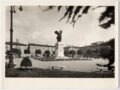 La piazza con il monumento ai caduti, inaugurato nel 1925