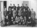 Un gruppo di giovani volontari per la libertà, dopo la guerra, in posa davanti l’ex casa del fascio di Santa Maria, ormai casa del popolo “Martini”