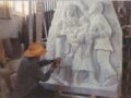 Il Maestro Gino Terreni all’opera presso l’atelier Pasquini di Pietrasanta mentre scolpisce il marmo per il monumento alle vittime del bombardamento del 26 dicembre 1943