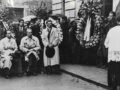 Commemorazione dei caduti per la Resistenza, Empoli ottobre 1944. Insieme al governatore militare alleato della provincia di Firenze , lo statunitense tenente colonnello Albert S. Clinkscales, il sindaco Pietro Ristori e l’interprete Giovanni Grion. La foto inedita è conservata nel fondo Libertario Guerrini presso l’Istituto Storico della Resistenza in Toscana