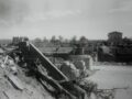 Il ponte distrutto dalle mine tedesche nel luglio 1944. Gli alleati tentano il getto del ponte mobile in ferro