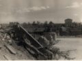 Il ponte distrutto dalle mine tedesche nel luglio 1944. Gli alleati tentano il getto del ponte mobile in ferro