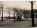 La piazza della stazione ferroviaria con il monumento bronzeo al Re Umberto I