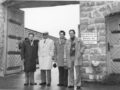 Saffo Morelli (secondo da destra) davanti all’ingresso del campo di Mauthausen alla metà degli anni Settanta del Novecento